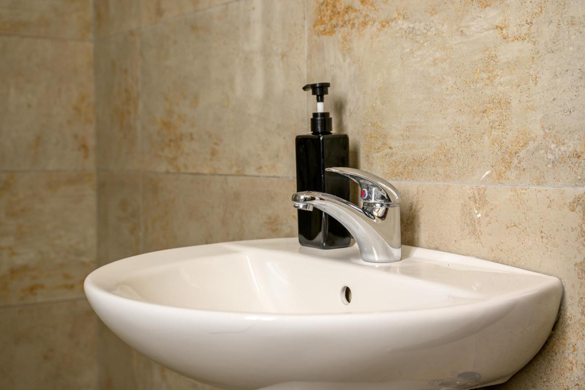 F11 Room 2, Private Room Two Single Beds Shared Bathroom In Shared Flat Msida Ngoại thất bức ảnh